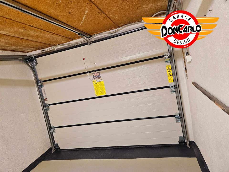 Dodanie a montáž sekcionálnej garážovej brány Wiśniowski

Poprad - centrum, okr. POPRAD 
<ol>
 	<li>demontáž starej, oceľovej, výklopnej garážovej brány + vrátane rámu</li>
 	<li>montáž a dodanie sekcionálnej, garážovej brány Wiśniowski / RAL 7016 anthracit / + pohonu Somfy,</li>
 	<li>vyspravenie stavebného otvoru resp. interiéru i exteriéru garáže + vjazdu - vrátane návrhu vizáže a jeho realizácia.</li>
</ol>
